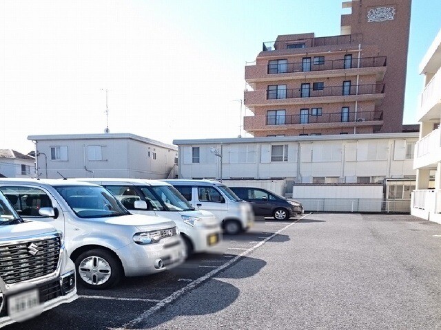 ��ʌ��t�����s����S���ڂ̃}���V�����̒��ԏ�