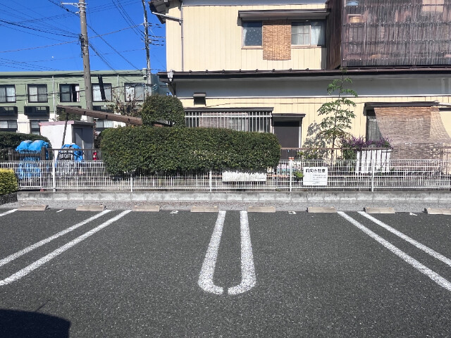 ��ʌ��t�����s�����g�c�̃A�p�[�g�̒��ԏ�