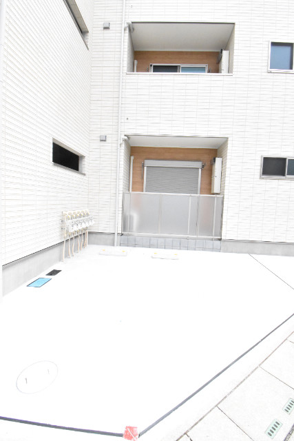 ��ʌ������s����P���ڂ̃A�p�[�g�̒��ԏ�