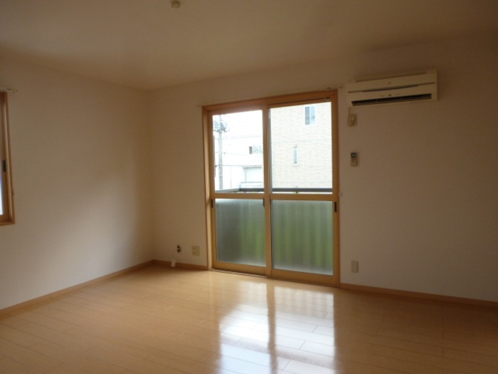 ��ʌ�����s���ԂR���ڂ̃A�p�[�g�̋��ԁE���r���O