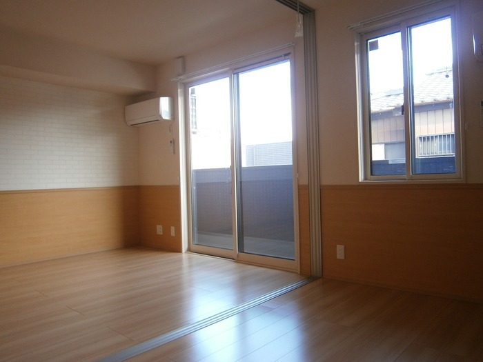 ��ʌ��z�J�s�z���J�̃A�p�[�g�̂��̑������E�X�y�[�X