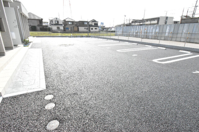 ��ʌ��z�J�s�{�{���T���ڂ̃A�p�[�g�̒��ԏ�