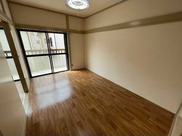 ��ʌ�����s������R���ڂ̃A�p�[�g�̋��ԁE���r���O