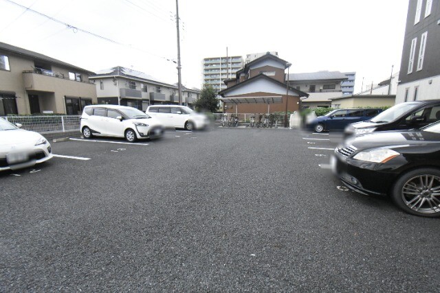 ��ʌ������s�V�����V���ڂ̃A�p�[�g�̒��ԏ�