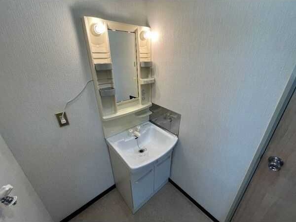 ��ʌ�����s������R���ڂ̃A�p�[�g�̐��ʏ�