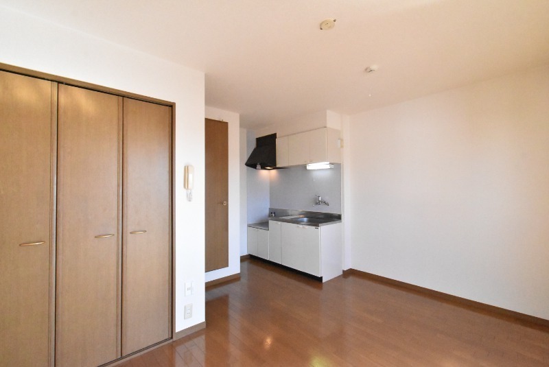 ��ʌ��z�J�s�ԎR���P���ڂ̃}���V�����̋��ԁE���r���O