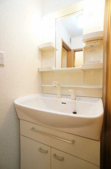 ��ʌ��k�����S�ɓޒ��w���S���ڂ̃A�p�[�g�̐��ʏ�