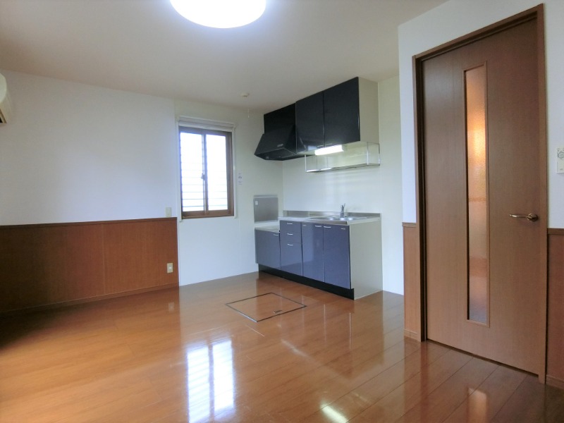 ��ʌ�����s�厚���Ԃ̃A�p�[�g�̋��ԁE���r���O