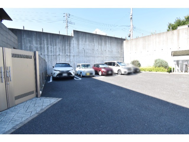 ��ʌ�����s�˒˓�P���ڂ̃}���V�����̒��ԏ�