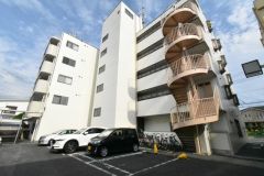 ��ʌ��������܎s��{��������P����322�̃}���V�����̌����O��