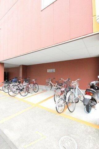 ��ʌ��������܎s�k��y�C���P���ڂ̃}���V�����̒��ԏ�