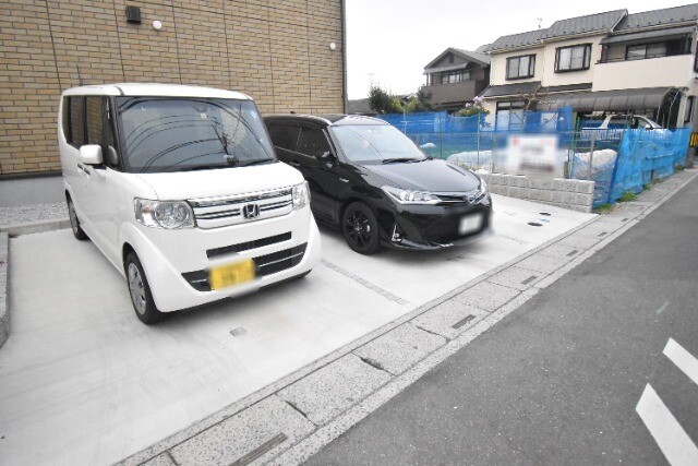 ��ʌ��������܎s�����攪���q�Q���ڂ̃A�p�[�g�̒��ԏ�