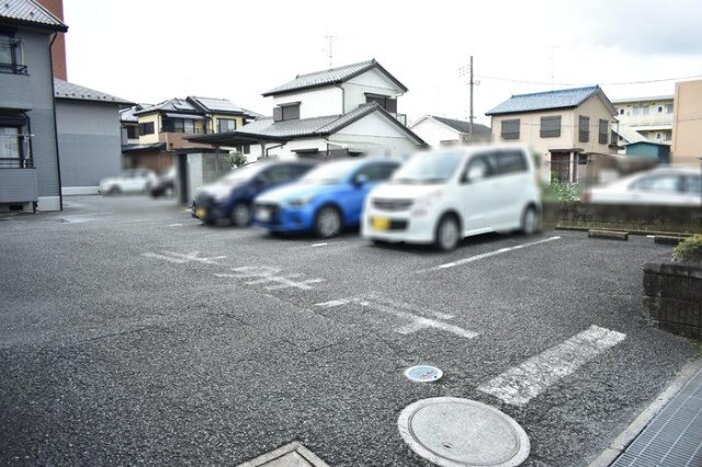 ��ʌ�����s���ȂP���ڂ̃A�p�[�g�̒��ԏ�