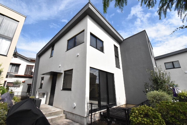 ��ʌ�����s�����Q���ڂ̃e���X�n�E�X�̌����O��