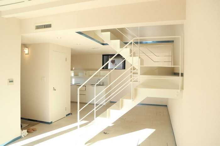 ��ʌ�����s�����Q���ڂ̃e���X�n�E�X�̋��ԁE���r���O