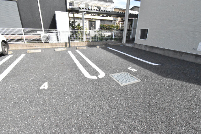 ��ʌ��z�J�s�ԎR���R���ڂ̃A�p�[�g�̒��ԏ�