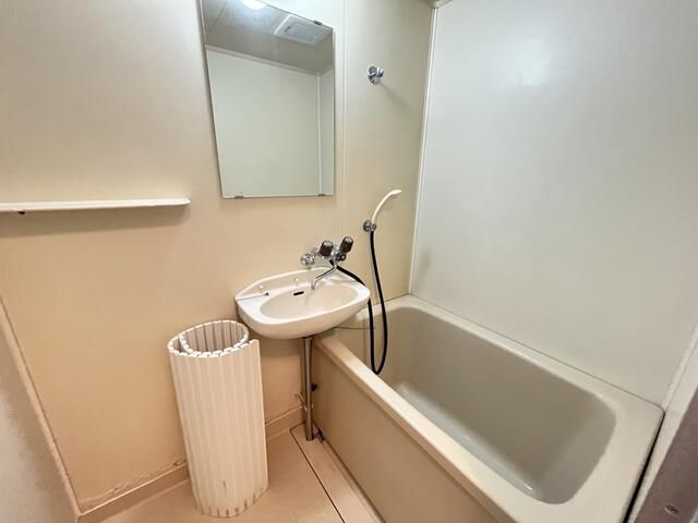 ��ʌ��������܎s��{��听���Q���ڂ̃A�p�[�g�̃o�X