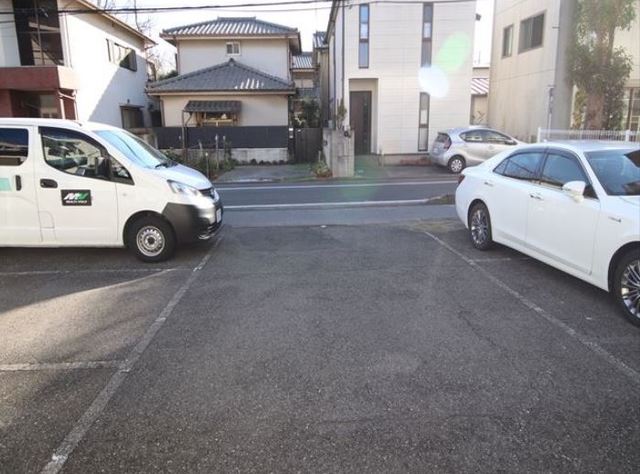 ��ʌ��������܎s��{��听���Q���ڂ̃A�p�[�g�̒��ԏ�