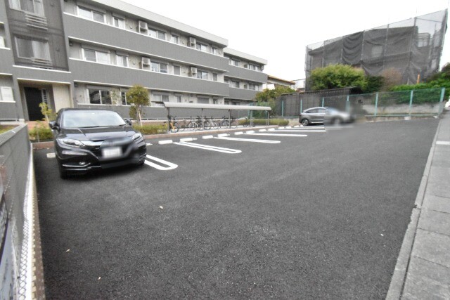 ��ʌ��������܎s�k����i���Q���ڂ̃A�p�[�g�̒��ԏ�