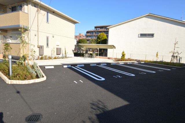 ��ʌ�����s�����R���ڂ̃A�p�[�g�̒��ԏ�