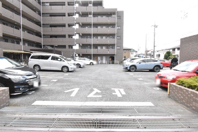 ��ʌ��������܎s�k��{�����̃}���V�����̒��ԏ�