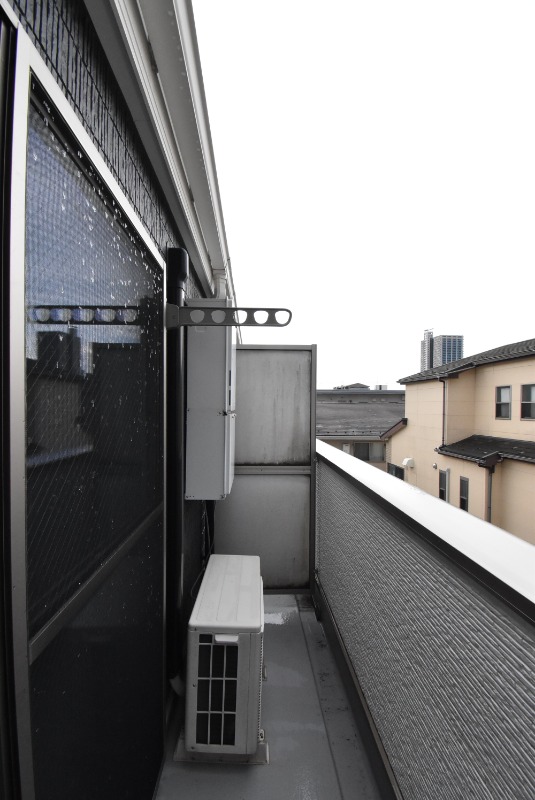 ��ʌ�����s�K���P���ڂ̃A�p�[�g�̃o���R�j�[