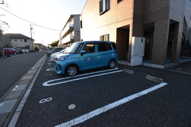 ��ʌ��z�J�s���C�N�^�E���Q���ڂ̃A�p�[�g�̒��ԏ�