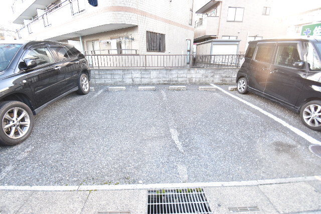 ��ʌ�����s������S���ڂ̃}���V�����̒��ԏ�