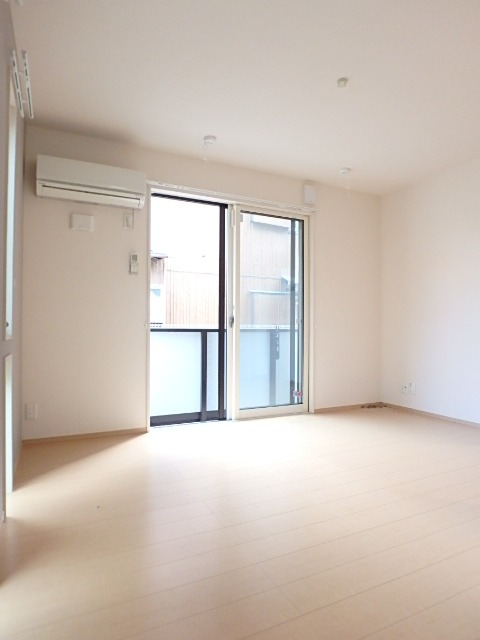 ��ʌ��������܎s��{����ؒ��Q���ڂ̃A�p�[�g�̋����E���r���O