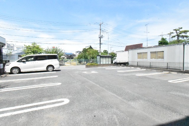 ��ʌ������s���h�P���ڂ̃}���V�����̒��ԏ�