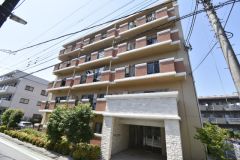 ��ʌ��������܎s��{��听���R����596-1�̃}���V�����̌����O��