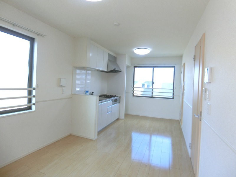 ��ʌ��z�J�s�쒬�Q���ڂ̃A�p�[�g�̋����E���r���O