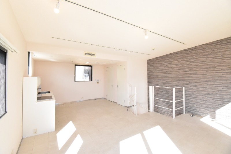 ��ʌ�����s�����Q���ڂ̃e���X�n�E�X�̋����E���r���O