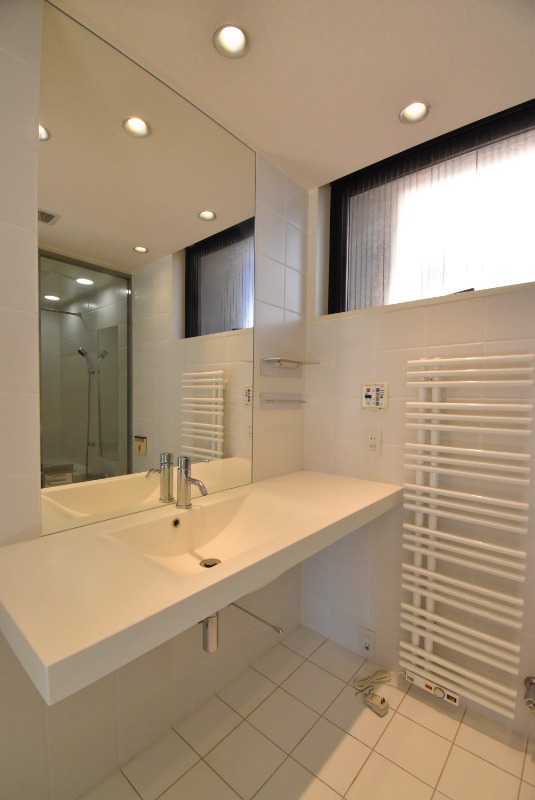 ��ʌ�����s�����Q���ڂ̃e���X�n�E�X�̐��ʏ�