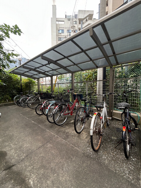 ��ʌ���z�s�e�c�{���̃}���V�����̒��ԏ�