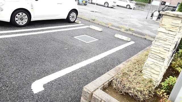 ��ʌ������s�V�����S���ڂ̃A�p�[�g�̒��ԏ�