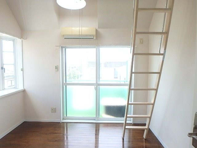 ��ʌ���z�s��ג��̃A�p�[�g�̋��ԁE���r���O