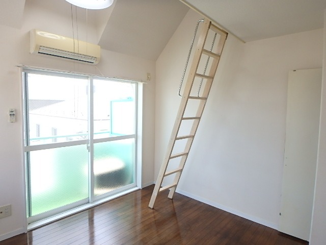 ��ʌ���z�s��ג��̃A�p�[�g�̋����E���r���O