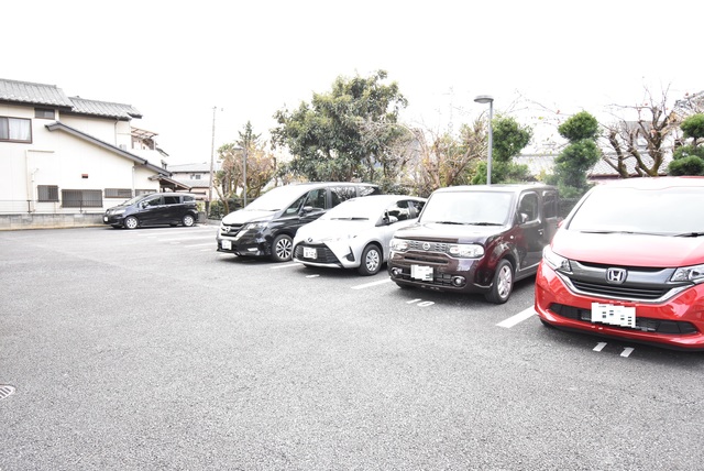 ��ʌ��������܎s��{��O���R���ڂ̃}���V�����̒��ԏ�