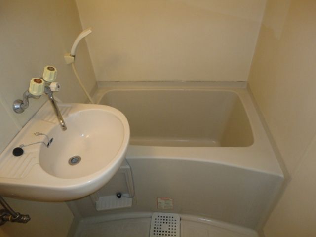 ��ʌ��������܎s������x�蒬�̃A�p�[�g�̐��ʏ�