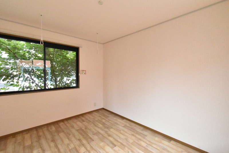 ��ʌ������s�����T���ڂ̃A�p�[�g�̋����E���r���O