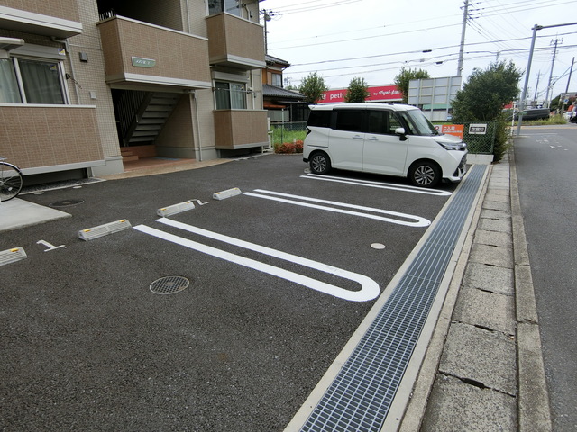 ��ʌ������s���P���ڂ̃A�p�[�g�̒��ԏ�