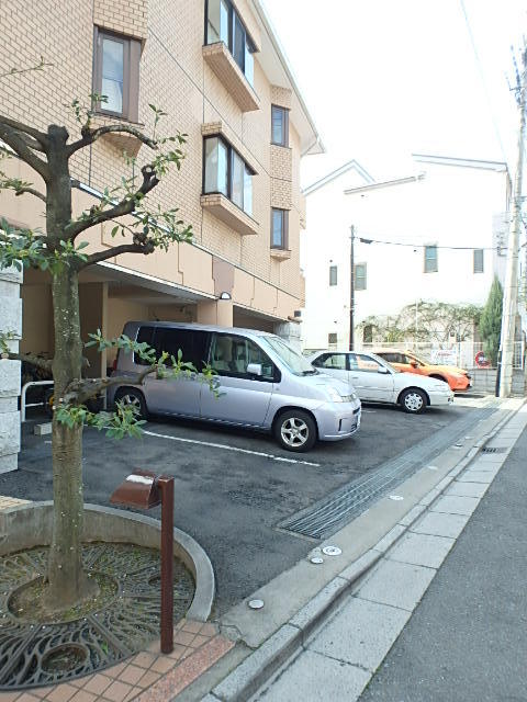 ��ʌ��������܎s��{�擌���P���ڂ̃}���V�����̒��ԏ�