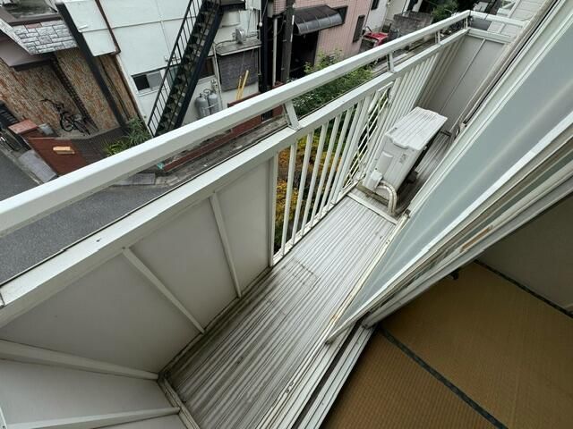 ��ʌ������s�������̃A�p�[�g�̃o���R�j�[