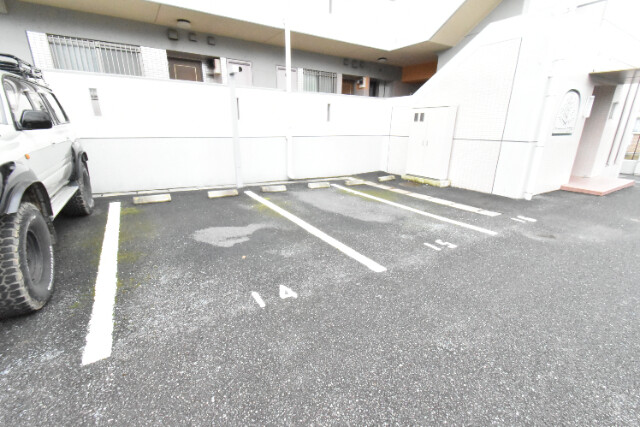 ��ʌ�����s������P���ڂ̃}���V�����̒��ԏ�