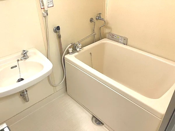 ��ʌ��������܎s��{��y�蒬�P���ڂ̃A�p�[�g�̃o�X