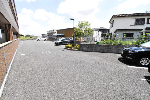 ��ʌ��������܎s����厚�w��̃}���V�����̒��ԏ�