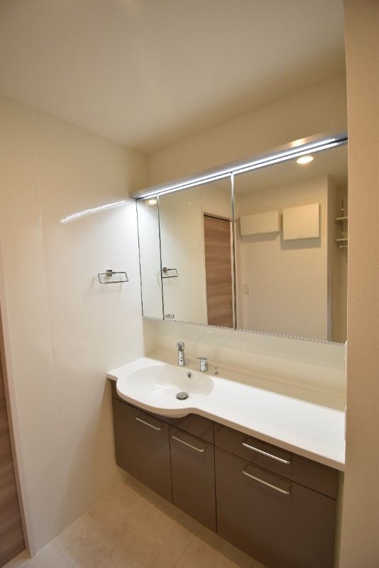 ��ʌ��������܎s��{��O���Q���ڂ̃e���X�n�E�X�̐��ʏ�