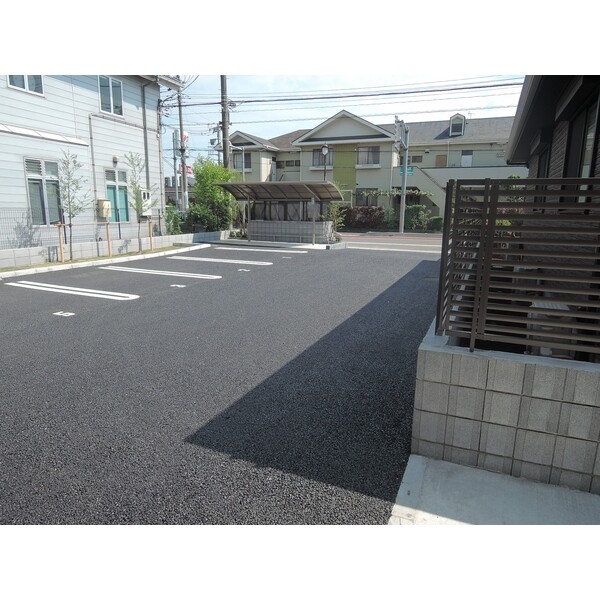 ��ʌ������s�����̃A�p�[�g�̒��ԏ�