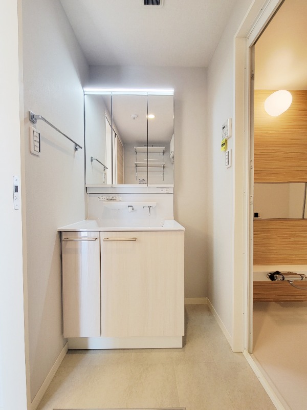 ��ʌ��������܎s��{��V�����P���ڂ̃}���V�����̐��ʏ�